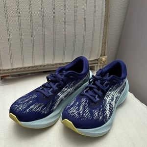 LIKE NEW Asics NovaBlast 3